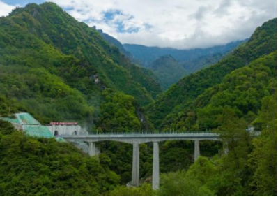 成蘭鐵路躍龍門隧道建設(shè)使用電動葫蘆