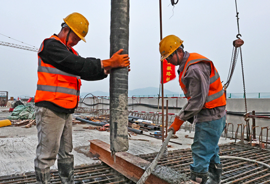 滁河大橋擴建使用手拉葫蘆施工作業(yè)